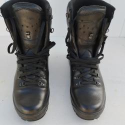 Vends une paire de Rangers cuir noir goretex Pratiquement Neuves taille 44