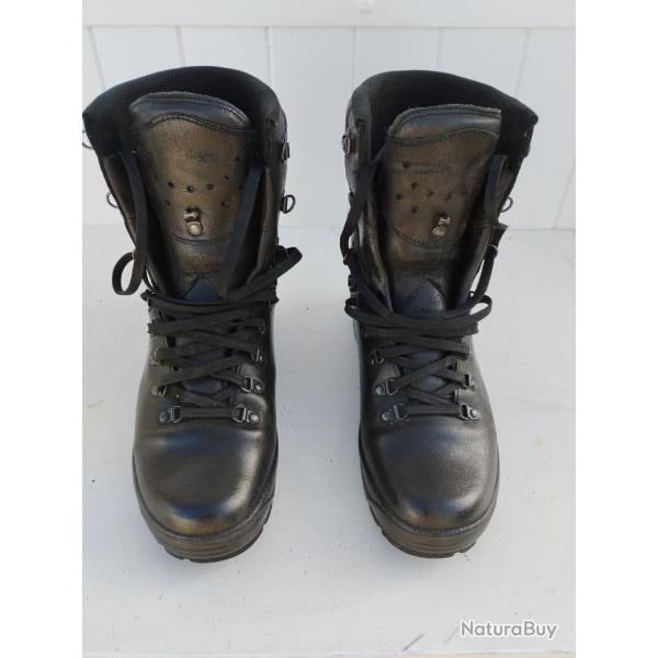 Vends une paire de Rangers cuir noir goretex Pratiquement Neuves taille 44