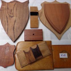LOT DE  10 PLAQUES DE SUPPORTS D'INSIGNES MILITAIRES ET D'ARMES DE POING EN BOIS - Z15