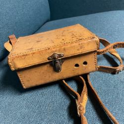 OHM Anglais dans sa housse en cuir