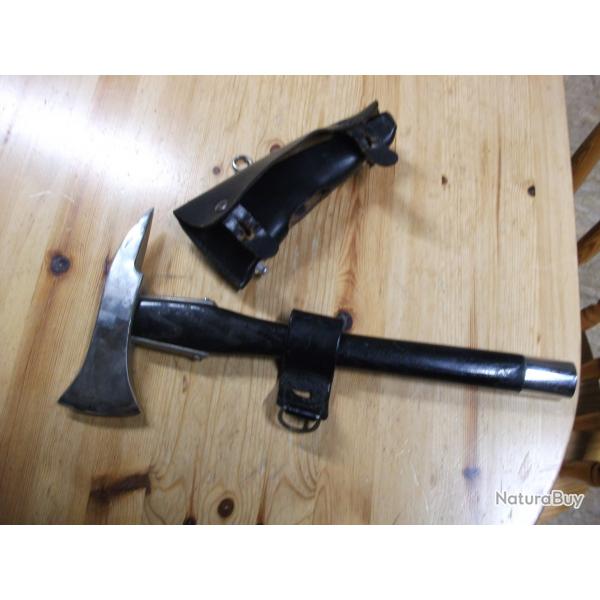 EQUIPEMENT MILITAIRE OU CIVIL ARME BLANCHE  HACHE INDIVIDUELLE AVEC HOUSSE ALLEMANDE?????