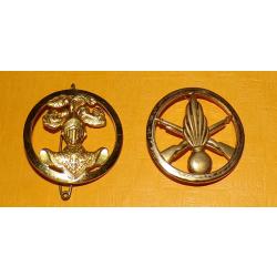 Insigne de béret, SPAHIS, dos grenu embouti, 2 anneaux + Insigne de béret, INFANTERIE, dos grenu gra
