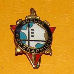 Groupe Géographique, émail dos guilloché et lisse, marquage latéral , le dos de l'insigne est guillo