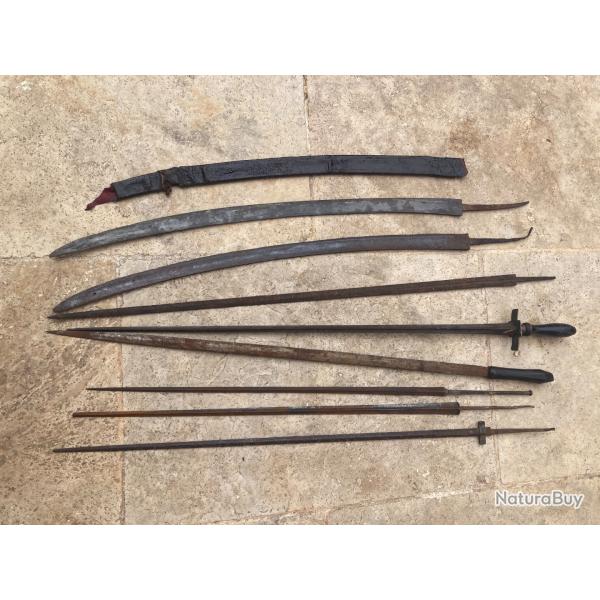 Lot de 8 lames de sabre et d'pe d'poque.