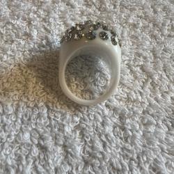 Bague cristaluna bombata acrylique blanc swarovski cristal neuf 103 500 00