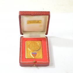 Ancienne médaille de la ville de Vincennes, traces griffures