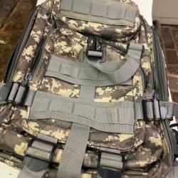 Petit sac à dos avec poche de rangement.