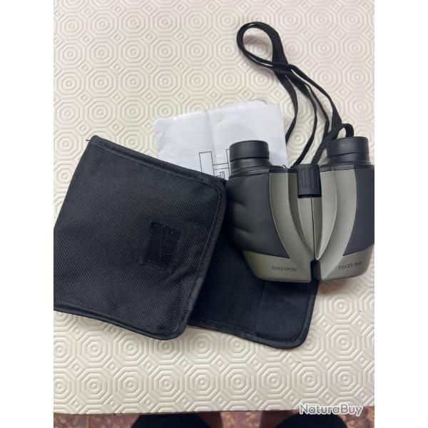 Petite jumelle 10 x 25 avec pochette et notice d'utilisation.
