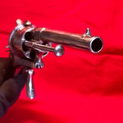 Magnifique révolver  en 9 mm - neuf .