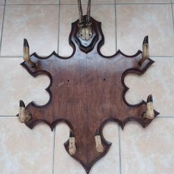Magnifique porte fusils deux armes rustique et porte poignard de chasse Avec massacre de chevreuil