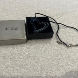 Collier cristaluna beau pendentif acrylique cristal noir swarovski aigue-marine saphir clair saphir