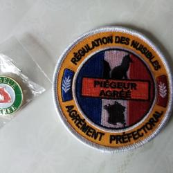 vend écusson neuf brodé et petit badge piégeur agréé