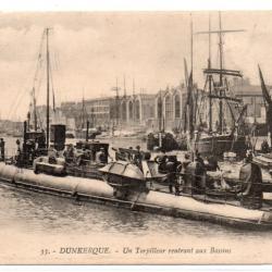 CPA - Marine Militaire - DUNKERQUE-Un Torpilleur rentrant aux bassins - N°3736