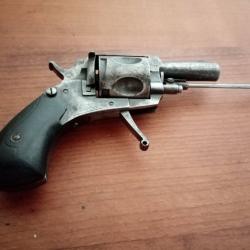 Très beau bull dog en calibre 320 vendu avec ses munitions d'origine