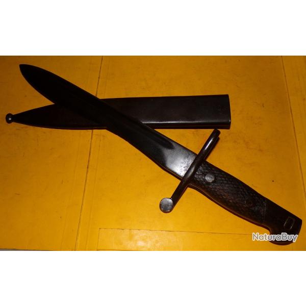BAIONNETTE ESPAGNOLE MODELE 1941  DITES " BOLO " AVEC SON FOURREAU EN METAL  , BOUTON PRESSION FONCT
