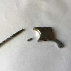 VENDU PAR LE-CUIRASSIER DETENTE  POUR PISTOLET STARTER MMM MODIAL MOD 1900 CAL 6 MM BLANC