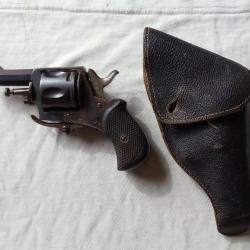Revolver BULLDOG , calibre 320 en bon état et son étui.