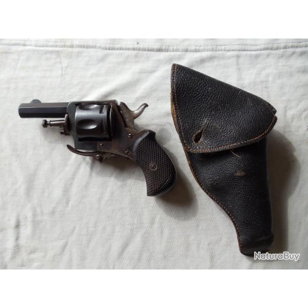 Revolver BULLDOG , calibre 320 en bon tat et son tui.