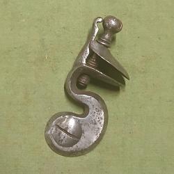 Chien de pistolet réglementaire 1731, 1733-34 d'origine