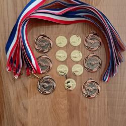 LOT INSERTS POUR MEDAILLES + MEDAILLES ET CORDONS MOTIFS "AMITIES"