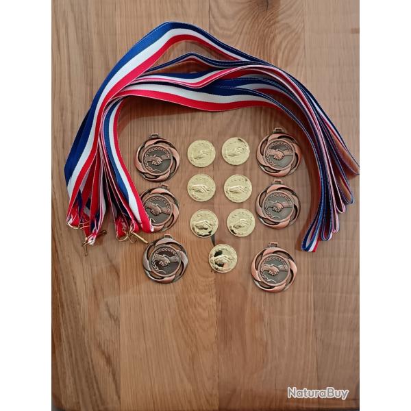 LOT INSERTS POUR MEDAILLES + MEDAILLES ET CORDONS MOTIFS "AMITIES"