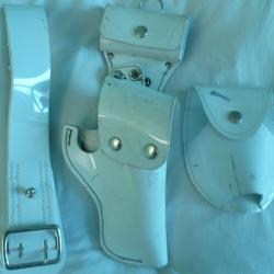 Ancien ensemble de buffleterie de cérémonie en vinyle blanc : ceinturon, holster et porte-menottes