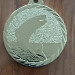1 MEDAILLE + CORDONS MOTIF POISSON TRUITE