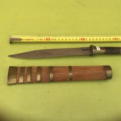 VENDU PAR LE-CUIRASSIER BEAU POIGNARD INDONESIEN  FOURREAU BOIS ET LAITON MANCHE LAITON ET CUIR