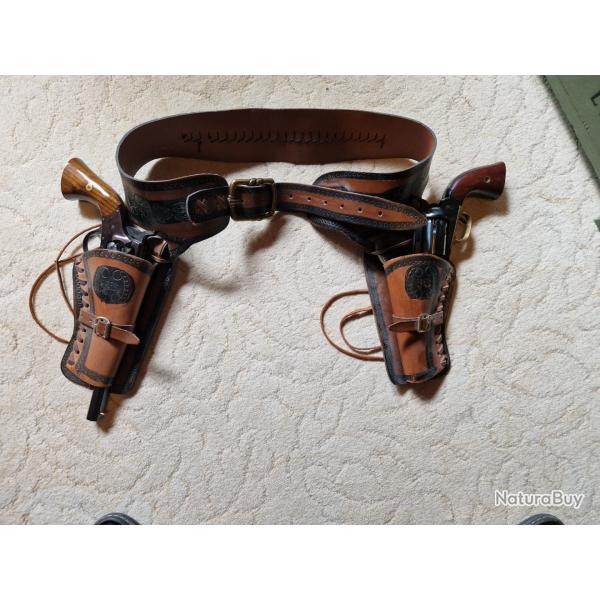 Holster double avec ses balles  factices pour dcoration