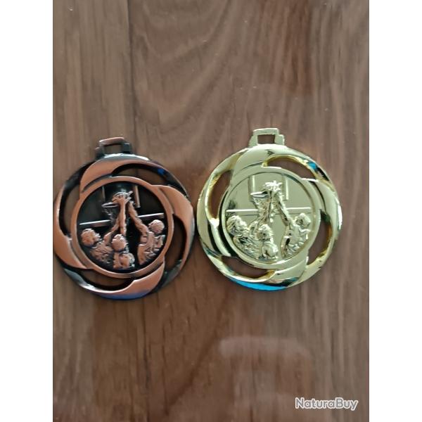 2 MEDAILLES MOTIF BASKETBALL