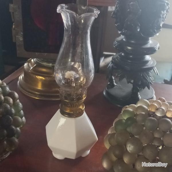 belle lampe  ptrole miniature en porcelaine