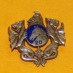 20° Régiment de Dragons, émail, dos guilloché irrégulier , dragons tenant un rond bleu à une tête de