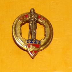 32° Régiment d'Artillerie, émail, dos guilloché argenté, épingle , cercle à fond crénelé broché d'un
