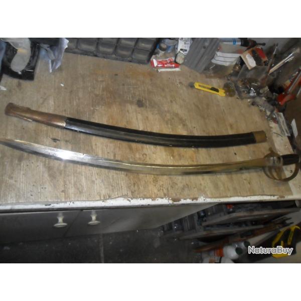 sabre avec fourreau en cuir  d'origine indien dans son jus
