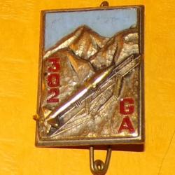 302° Groupe d'Artillerie, émail, dos lisse, 2 anneaux , rectangle ciel bleu monts et roquette argent