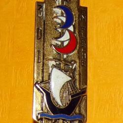 3° Division d'Infanterie EN FLECHE, émail, dos lisse marqué en relief , rectangle broché d'une flèch