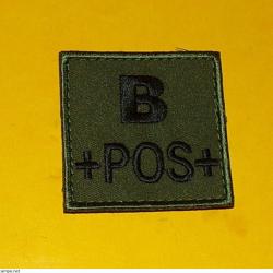 TISSU AVEC VELCRO DU GROUPE SANGUIN B POSITIF , DIMENSION 5 CM X 5 CM , TRES BON ETAT VOIR PHOTOS .