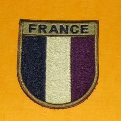 INSIGNE EN TISSU ARMEE FRANCAISE : DRAPEAU FRANCE BASSE VISIBILITE  , BON ETAT VOIR PHOTO . POUR TOU
