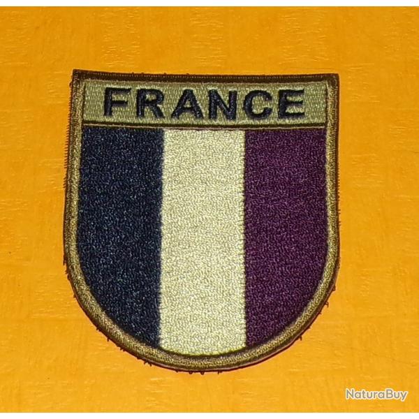 INSIGNE EN TISSU ARMEE FRANCAISE : DRAPEAU FRANCE BASSE VISIBILITE , BON ETAT VOIR PHOTO . POUR TOU