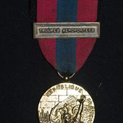 MEDAILLE DEFENSE NATIONALE-AGRAFE TROUPES AEROPORTEES (PARACHUTISTES)
