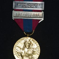 MEDAILLE DEFENSE NATIONALE-AGRAFES MISSION D'ASSISTANCE EXTERIEURE-INFANTERIE-CLASSE BRONZE