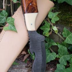 Couteau Skinner Damas Lame Acier 256 Couches Ouvre Bouteilles Manche Os/Bois Etui Cuir Fab Artisanat