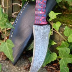 Skinner Couteau de Chasse Damas Lame 256 Couches Manche Bois Blue/Red 3D Fabr Artisanale Etui Cuir