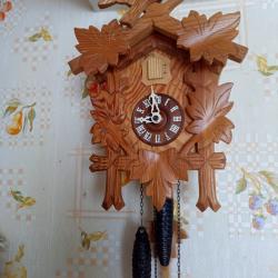 ANCIENNE PENDULE  COUCOU  . FABRICATION ALLEMANDE  .  FONCTIONNE PARFAITEMENT  .