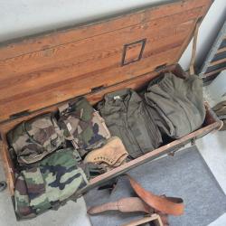 Important lot materiel militaire, treillis, blouson vol, accessoires FAMAS , sacs, CPA 10,