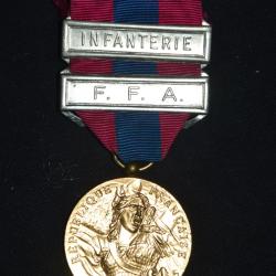 MEDAILLE DEFENSE NATIONALE-AGRAFES INFANTERIE-FFA (FORCES FRANCAISES EN ALLEMAGNE)-CLASSE BRONZE