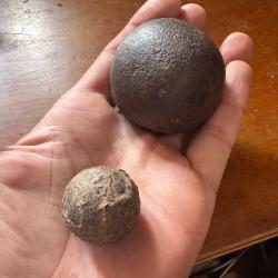 Lot 1 boulet de canon 5,5 cm/0 + 1 boulet de couleuvrine 3 cm /0