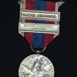 MEDAILLE DEFENSE NATIONALE-AGRAFE TROUPES AEROPORTEES-MISSION D'ASSISTANCE EXTERIEURE-CLASSE ARGENT