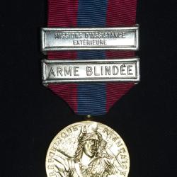 MEDAILLE DEFENSE NATIONALE-AGRAFES MISSION D'ASSISTANCE EXTERIEURE-ARME BLINDEE-BRONZE