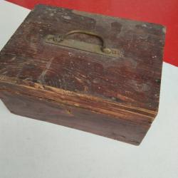 A SAISIR - Ancienne boite en bois pouvant contenir un pistolet de coffre ou autres